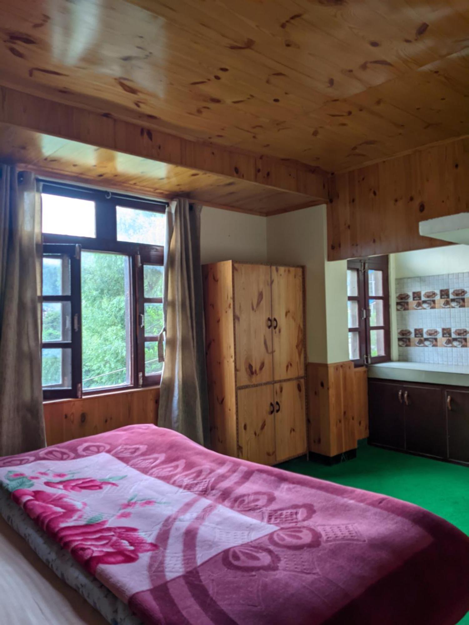 Summer Cottages Manali  Bilik gambar